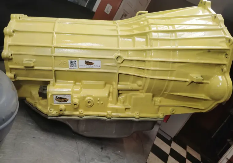 Transmisión reconstruida con acabado amarillo y etiqueta del taller