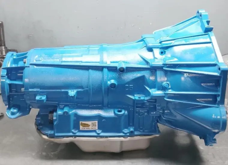 Transmisión reconstruida con acabado azul y la etiqueta de contacto del taller