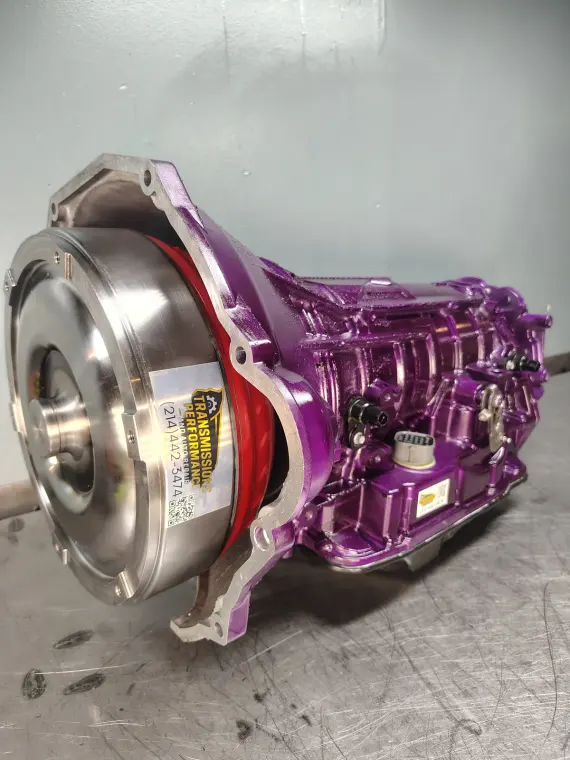 Transmisión reconstruida con acabado morado y su convertidor de torque